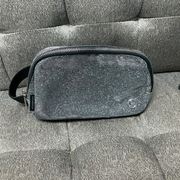 Lululemon Everywhere Glitter Belt Bag 1L in Dark Silver/Graphite Grey/Silver - Picture 6 of 8